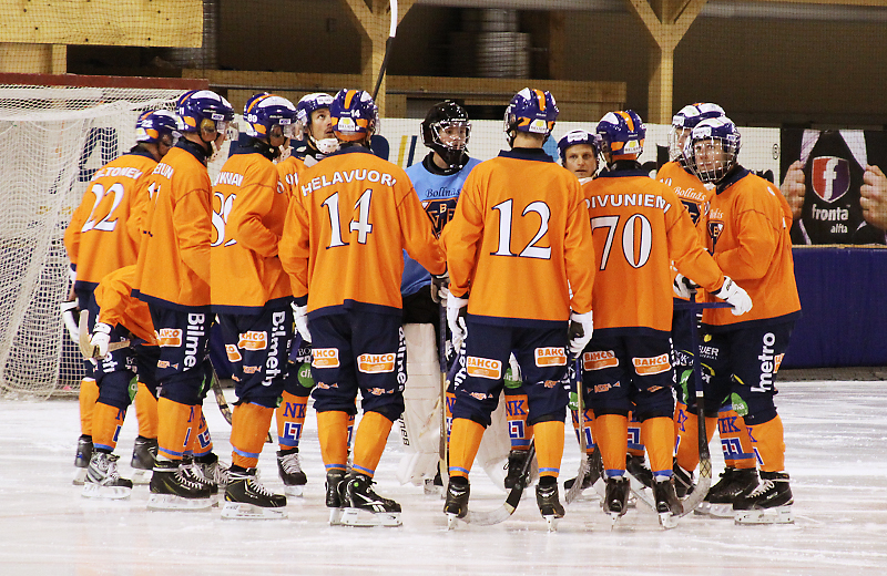 Bollnäs spelare samlas i en ring inför första träningsmatchen för säsongen. Foto: Per Jarefjord